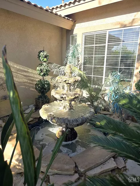 Exterior - 11341 Tee Box Ln, Taft, CA 93268 photo 3 of 10