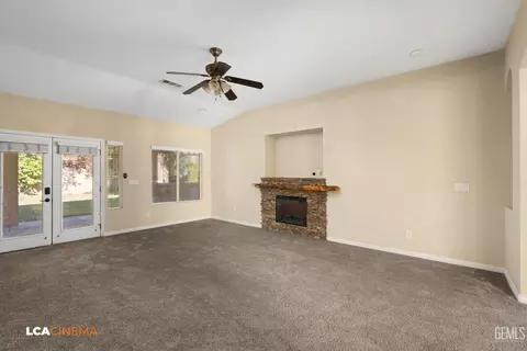 Living - 11341 Tee Box Ln, Taft, CA 93268 photo 2 of 5