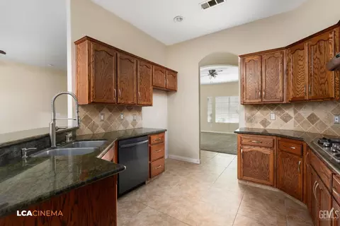 Kitchen - 11341 Tee Box Ln, Taft, CA 93268 photo 1 of 1