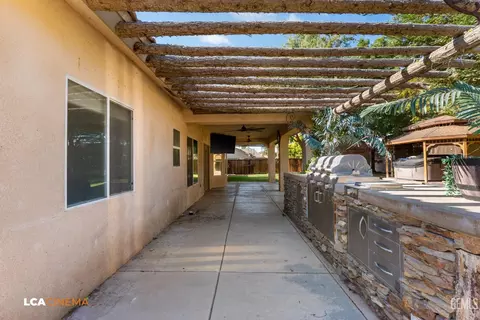 Entry Way - 11341 Tee Box Ln, Taft, CA 93268 photo 2 of 2
