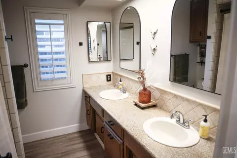 Bath - 14618 Goodwin Ave, Bakersfield, CA 93314 photo 5 of 6