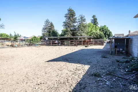 Exterior - 14618 Goodwin Ave, Bakersfield, CA 93314 photo 11 of 13