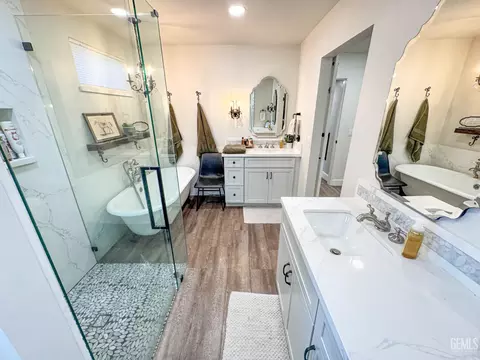Bath - 14618 Goodwin Ave, Bakersfield, CA 93314 photo 4 of 6