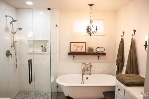Bath - 14618 Goodwin Ave, Bakersfield, CA 93314 photo 2 of 6