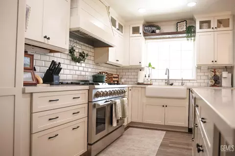 Kitchen - 14618 Goodwin Ave, Bakersfield, CA 93314 photo 2 of 5