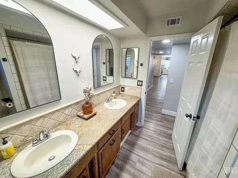 Bath - 14618 Goodwin Ave, Bakersfield, CA 93314 photo 6 of 6