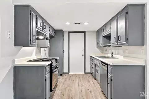Kitchen - 2729 Agate St, Bakersfield, CA 93304 photo 1 of 3