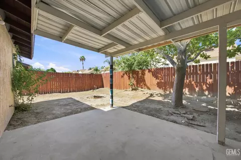 Exterior - 2729 Agate St, Bakersfield, CA 93304 photo 6 of 8