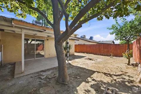 Exterior - 2729 Agate St, Bakersfield, CA 93304 photo 7 of 8