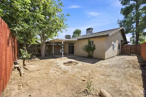 Exterior - 2729 Agate St, Bakersfield, CA 93304 photo 5 of 8