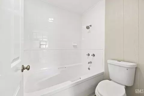 Bath - 20735 Schell Ranch Rd, Caliente, CA 93518 photo 2 of 5