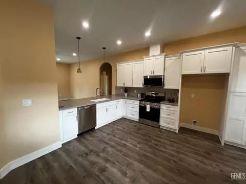 Kitchen - 22330 Fontana St, Tehachapi, CA 93561 photo 1 of 2
