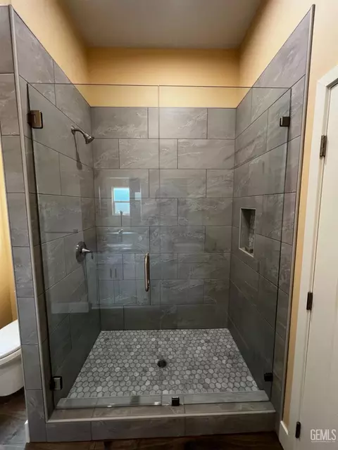 Bath - 22330 Fontana St, Tehachapi, CA 93561 photo 2 of 5