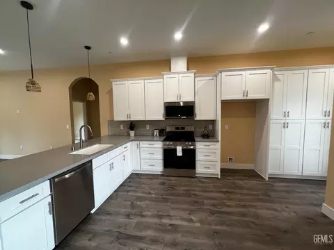 Kitchen - 22330 Fontana St, Tehachapi, CA 93561 photo 2 of 2