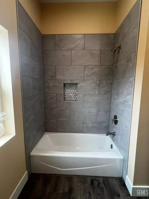 Bath - 22330 Fontana St, Tehachapi, CA 93561 photo 1 of 5