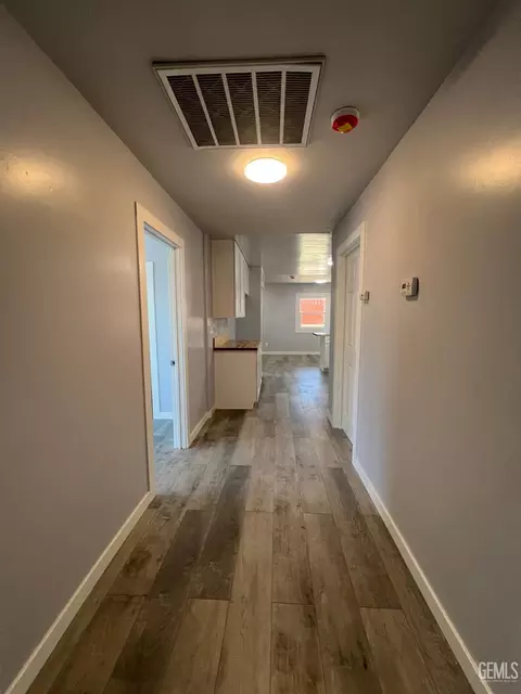 Entry Way - 515 B St, Taft, CA 93268 photo 1 of 2