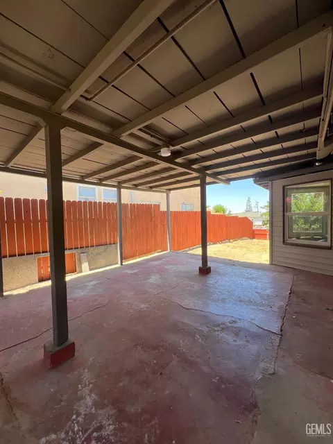 Exterior - 515 B St, Taft, CA 93268 photo 6 of 7