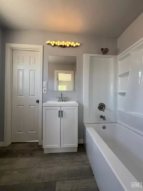 Bath - 515 B St, Taft, CA 93268 photo 2 of 4