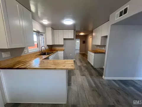Entry Way - 515 B St, Taft, CA 93268 photo 2 of 2