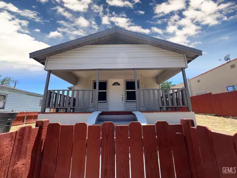 Exterior - 515 B St, Taft, CA 93268 photo 1 of 7