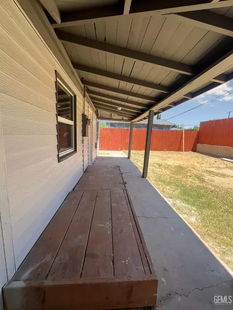 Exterior - 515 B St, Taft, CA 93268 photo 5 of 7