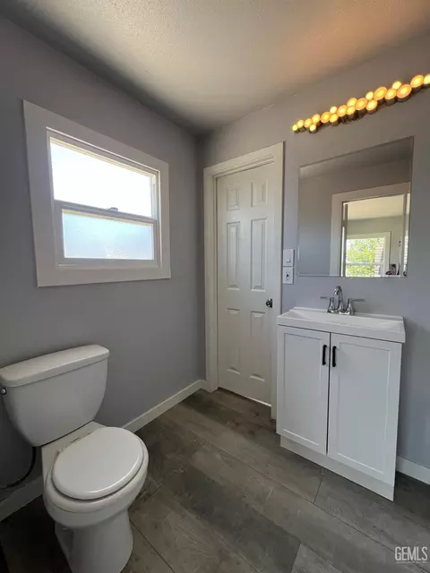 Bath - 515 B St, Taft, CA 93268 photo 3 of 4
