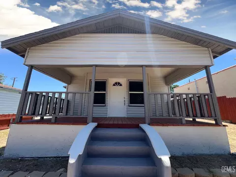 Exterior - 515 B St, Taft, CA 93268 photo 3 of 7