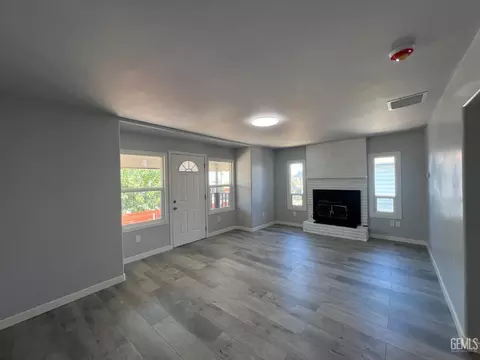 Living - 515 B St, Taft, CA 93268 photo 1 of 3
