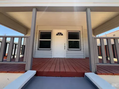 Exterior - 515 B St, Taft, CA 93268 photo 2 of 7
