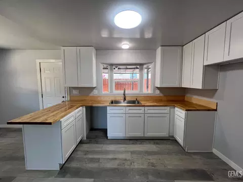 Kitchen - 515 B St, Taft, CA 93268 photo 1 of 2