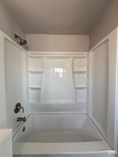 Bath - 515 B St, Taft, CA 93268 photo 4 of 4