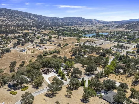 View/Area - 30341 Pinedale Ct, Tehachapi, CA 93561 photo 3 of 4