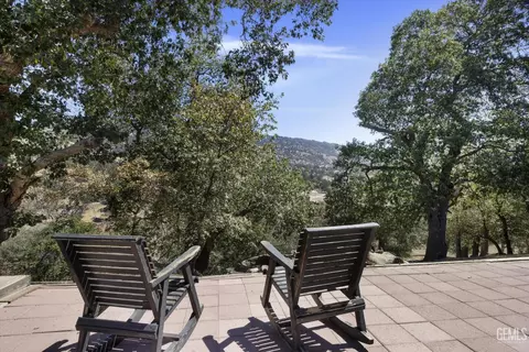 Exterior - 30341 Pinedale Ct, Tehachapi, CA 93561 photo 7 of 11