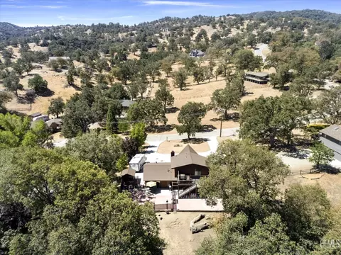 View/Area - 30341 Pinedale Ct, Tehachapi, CA 93561 photo 4 of 4