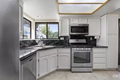 Kitchen - 30341 Pinedale Ct, Tehachapi, CA 93561 photo 4 of 5