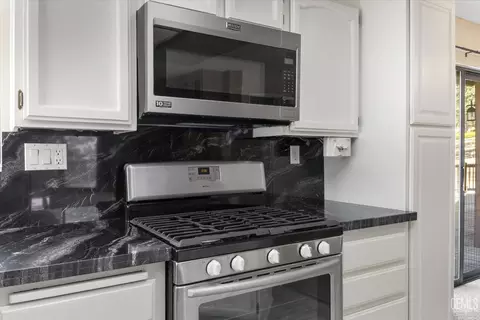 Kitchen - 30341 Pinedale Ct, Tehachapi, CA 93561 photo 5 of 5
