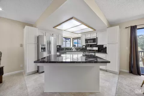 Kitchen - 30341 Pinedale Ct, Tehachapi, CA 93561 photo 1 of 5