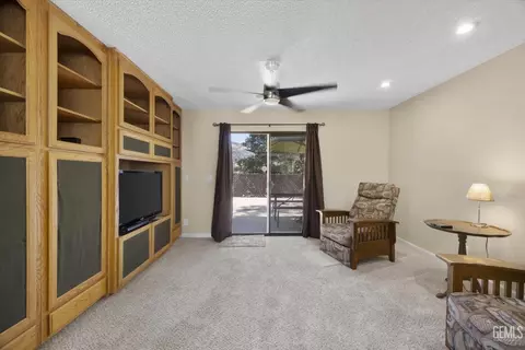 Living - 30341 Pinedale Ct, Tehachapi, CA 93561 photo 6 of 6