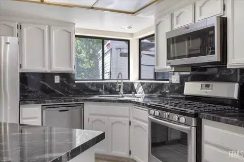 Kitchen - 30341 Pinedale Ct, Tehachapi, CA 93561 photo 2 of 5