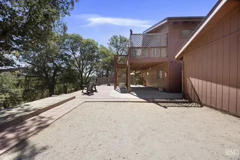 Exterior - 30341 Pinedale Ct, Tehachapi, CA 93561 photo 9 of 11