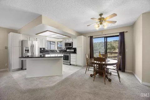 Dining - 30341 Pinedale Ct, Tehachapi, CA 93561 photo 2 of 3