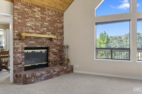 Living - 30341 Pinedale Ct, Tehachapi, CA 93561 photo 3 of 6