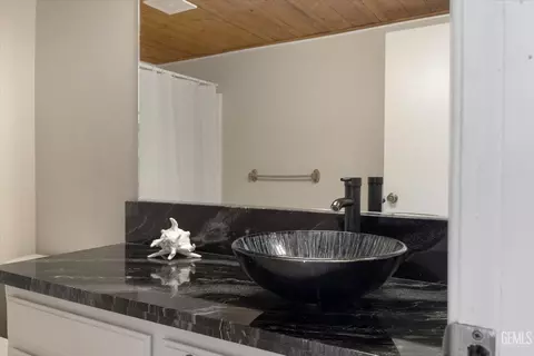 Bath - 30341 Pinedale Ct, Tehachapi, CA 93561 photo 4 of 5
