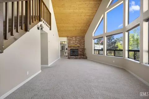 Living - 30341 Pinedale Ct, Tehachapi, CA 93561 photo 2 of 6
