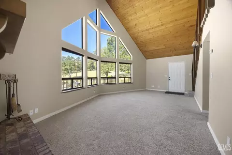 Living - 30341 Pinedale Ct, Tehachapi, CA 93561 photo 4 of 6