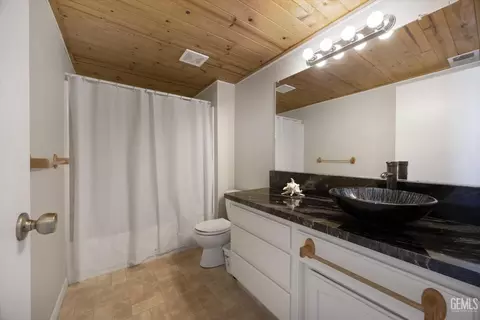 Bath - 30341 Pinedale Ct, Tehachapi, CA 93561 photo 5 of 5