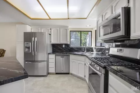 Kitchen - 30341 Pinedale Ct, Tehachapi, CA 93561 photo 3 of 5