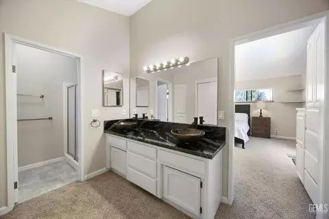 Bath - 30341 Pinedale Ct, Tehachapi, CA 93561 photo 1 of 5