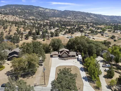 View/Area - 30341 Pinedale Ct, Tehachapi, CA 93561 photo 2 of 4