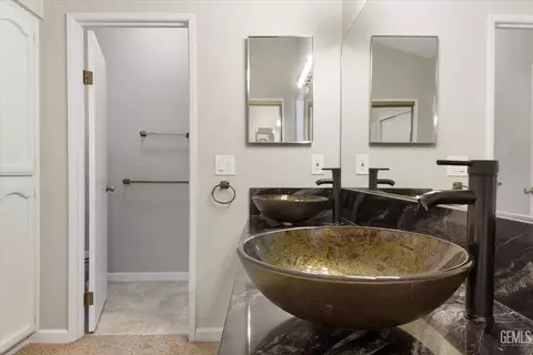 Bath - 30341 Pinedale Ct, Tehachapi, CA 93561 photo 2 of 5